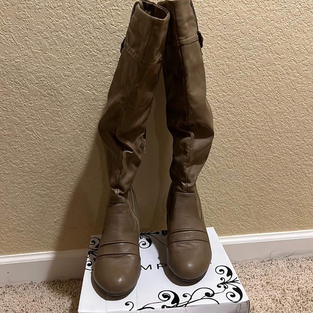 Women short heel boots